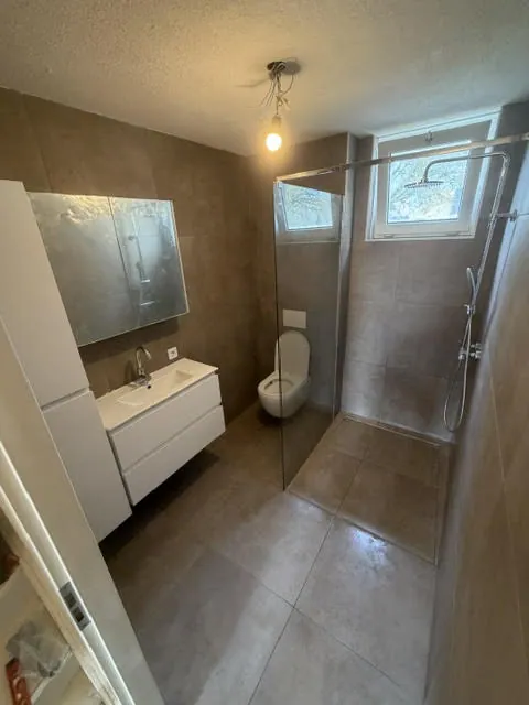 Badkamer – Badkamer Houten door AREV Bouw
