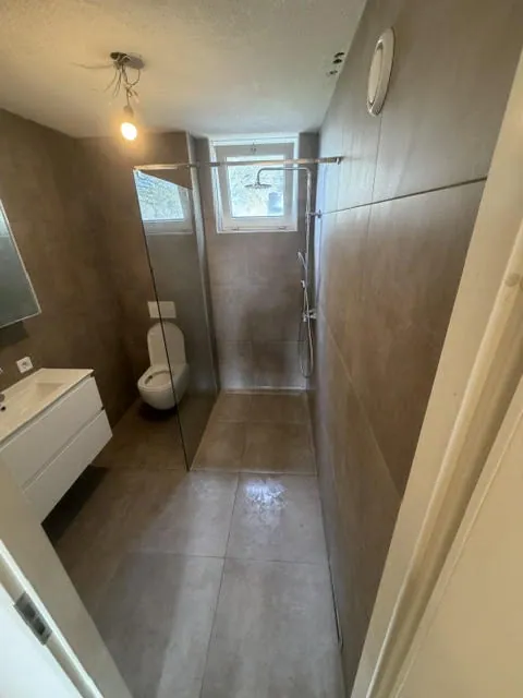 Badkamer – Badkamer Houten door AREV Bouw