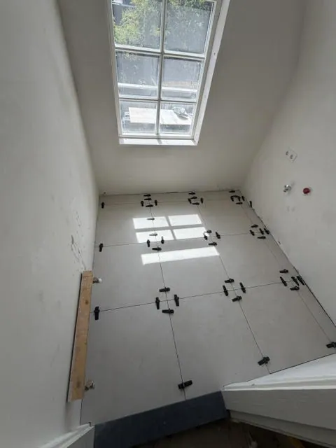 Vloer – Tegelwerk Bennebroek door AREV Bouw