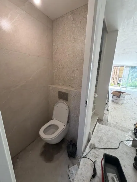 Badkamer – Badkamer en toilet Hillegom door AREV Bouw