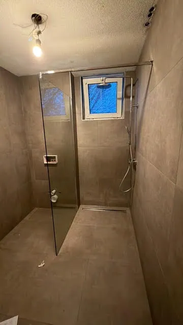 Badkamer – Badkamer Houten door AREV Bouw