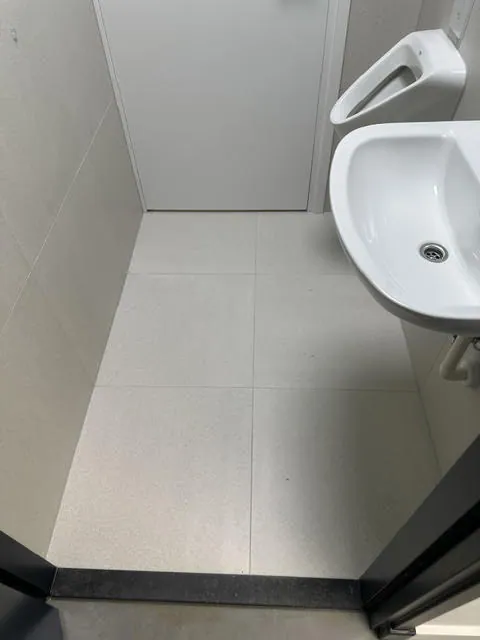 Badkamer – Badkamer en toilet kantoor Bennebroek door AREV Bouw