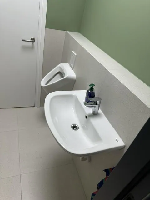 Badkamer – Badkamer en toilet kantoor Bennebroek door AREV Bouw